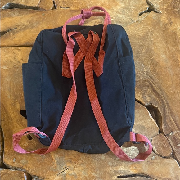 Fjallraven Kånken Black with Ox Red Handles Backpack - Picture 4 of 4
